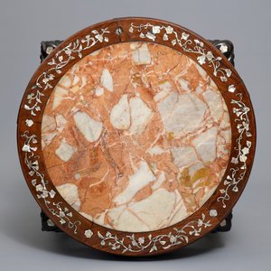 A Chinese wooden stand with marble top and mother of pearl inlay, 19/20th C. — photo 6