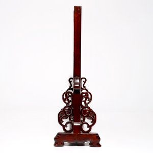 A Chinese wooden table screen with a famille rose plaque, 20th C. — photo 3