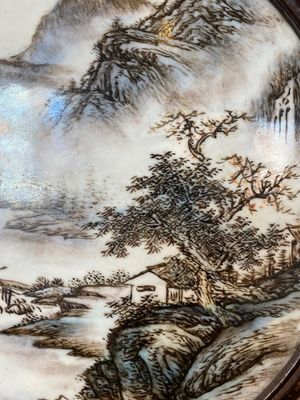 A Chinese wooden table screen with a qianjiang cai plaque, signed Wang Yeting 汪野亭, dated 1924 — 照片 3
