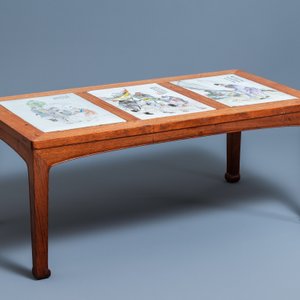 A Chinese wooden table with three qianjiang cai plaques, 19/20th C. — photo 2