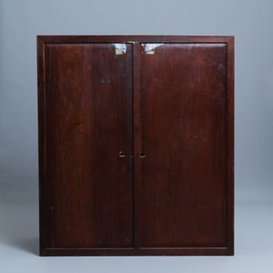 A Chinese wooden two-door cupboard with carved floral panels, 19th C. — 照片 4