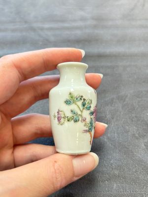 A Chinese wucai and two famille rose miniature vases and four famille rose snuff bottles, Wanli, Qianlong and Shen De Tang 慎德堂 marks, 19/20th C. — 照片 1