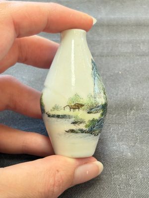 A Chinese wucai and two famille rose miniature vases and four famille rose snuff bottles, Wanli, Qianlong and Shen De Tang 慎德堂 marks, 19/20th C. — 照片 13