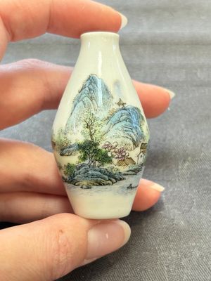 A Chinese wucai and two famille rose miniature vases and four famille rose snuff bottles, Wanli, Qianlong and Shen De Tang 慎德堂 marks, 19/20th C. — 照片 14