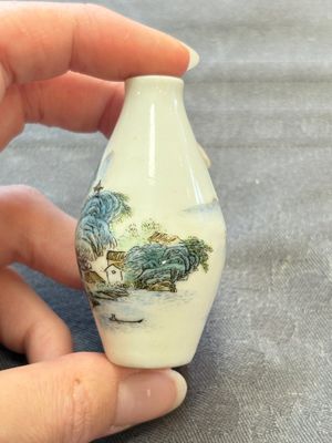 A Chinese wucai and two famille rose miniature vases and four famille rose snuff bottles, Wanli, Qianlong and Shen De Tang 慎德堂 marks, 19/20th C. — 照片 15