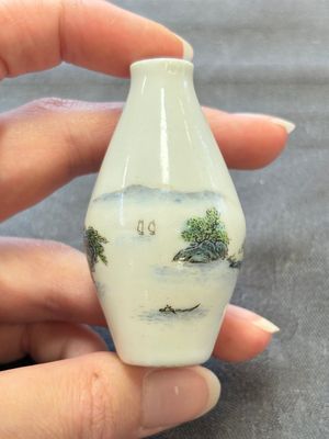 A Chinese wucai and two famille rose miniature vases and four famille rose snuff bottles, Wanli, Qianlong and Shen De Tang 慎德堂 marks, 19/20th C. — 照片 16