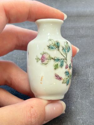 A Chinese wucai and two famille rose miniature vases and four famille rose snuff bottles, Wanli, Qianlong and Shen De Tang 慎德堂 marks, 19/20th C. — 照片 19