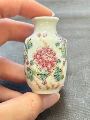 A Chinese wucai and two famille rose miniature vases and four famille rose snuff bottles, Wanli, Qianlong and Shen De Tang 慎德堂 marks, 19/20th C. — 照片 20