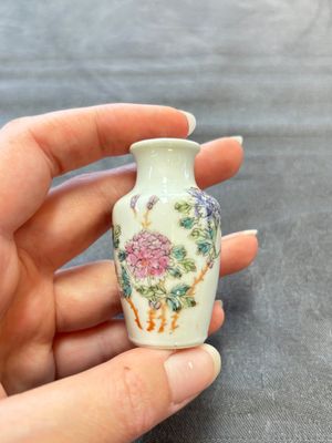 A Chinese wucai and two famille rose miniature vases and four famille rose snuff bottles, Wanli, Qianlong and Shen De Tang 慎德堂 marks, 19/20th C. — 照片 2