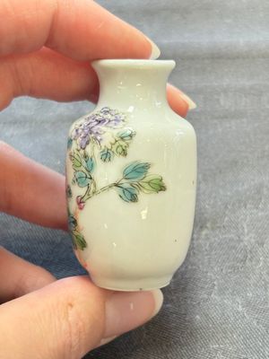 A Chinese wucai and two famille rose miniature vases and four famille rose snuff bottles, Wanli, Qianlong and Shen De Tang 慎德堂 marks, 19/20th C. — 照片 21
