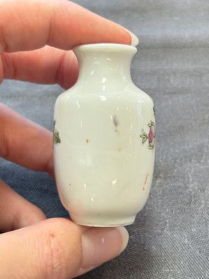 A Chinese wucai and two famille rose miniature vases and four famille rose snuff bottles, Wanli, Qianlong and Shen De Tang 慎德堂 marks, 19/20th C. — 照片 22