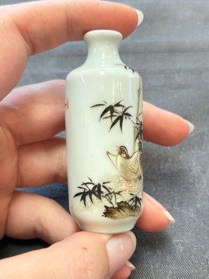 A Chinese wucai and two famille rose miniature vases and four famille rose snuff bottles, Wanli, Qianlong and Shen De Tang 慎德堂 marks, 19/20th C. — 照片 25