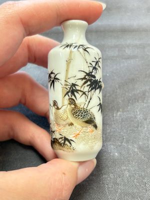 A Chinese wucai and two famille rose miniature vases and four famille rose snuff bottles, Wanli, Qianlong and Shen De Tang 慎德堂 marks, 19/20th C. — 照片 26