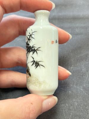 A Chinese wucai and two famille rose miniature vases and four famille rose snuff bottles, Wanli, Qianlong and Shen De Tang 慎德堂 marks, 19/20th C. — 照片 27