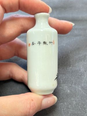 A Chinese wucai and two famille rose miniature vases and four famille rose snuff bottles, Wanli, Qianlong and Shen De Tang 慎德堂 marks, 19/20th C. — 照片 28