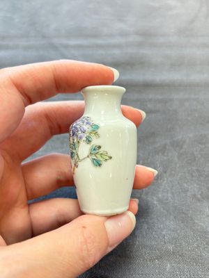 A Chinese wucai and two famille rose miniature vases and four famille rose snuff bottles, Wanli, Qianlong and Shen De Tang 慎德堂 marks, 19/20th C. — 照片 3