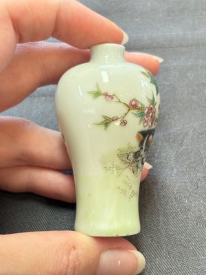 A Chinese wucai and two famille rose miniature vases and four famille rose snuff bottles, Wanli, Qianlong and Shen De Tang 慎德堂 marks, 19/20th C. — 照片 31