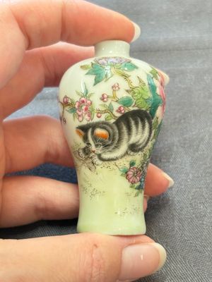 A Chinese wucai and two famille rose miniature vases and four famille rose snuff bottles, Wanli, Qianlong and Shen De Tang 慎德堂 marks, 19/20th C. — 照片 32