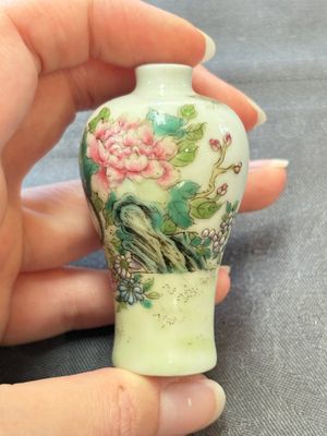 A Chinese wucai and two famille rose miniature vases and four famille rose snuff bottles, Wanli, Qianlong and Shen De Tang 慎德堂 marks, 19/20th C. — 照片 33