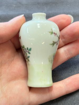 A Chinese wucai and two famille rose miniature vases and four famille rose snuff bottles, Wanli, Qianlong and Shen De Tang 慎德堂 marks, 19/20th C. — 照片 34