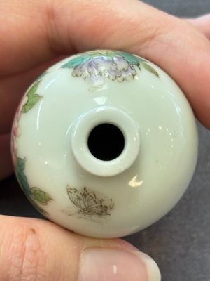 A Chinese wucai and two famille rose miniature vases and four famille rose snuff bottles, Wanli, Qianlong and Shen De Tang 慎德堂 marks, 19/20th C. — 照片 35