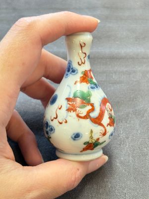 A Chinese wucai and two famille rose miniature vases and four famille rose snuff bottles, Wanli, Qianlong and Shen De Tang 慎德堂 marks, 19/20th C. — 照片 37