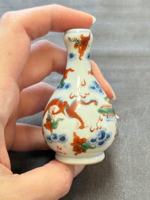 A Chinese wucai and two famille rose miniature vases and four famille rose snuff bottles, Wanli, Qianlong and Shen De Tang 慎德堂 marks, 19/20th C. — 照片 38