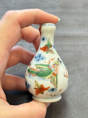 A Chinese wucai and two famille rose miniature vases and four famille rose snuff bottles, Wanli, Qianlong and Shen De Tang 慎德堂 marks, 19/20th C. — 照片 39