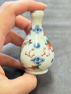 A Chinese wucai and two famille rose miniature vases and four famille rose snuff bottles, Wanli, Qianlong and Shen De Tang 慎德堂 marks, 19/20th C. — 照片 40