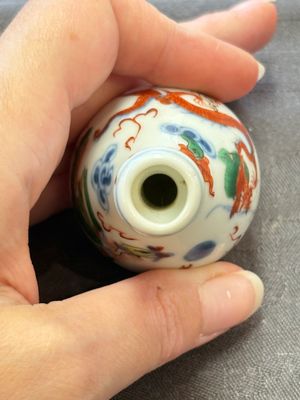 A Chinese wucai and two famille rose miniature vases and four famille rose snuff bottles, Wanli, Qianlong and Shen De Tang 慎德堂 marks, 19/20th C. — 照片 41