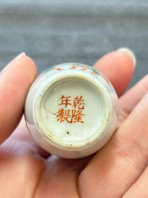 A Chinese wucai and two famille rose miniature vases and four famille rose snuff bottles, Wanli, Qianlong and Shen De Tang 慎德堂 marks, 19/20th C. — 照片 6