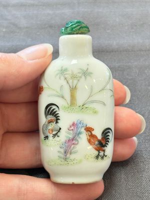 A Chinese wucai and two famille rose miniature vases and four famille rose snuff bottles, Wanli, Qianlong and Shen De Tang 慎德堂 marks, 19/20th C. — 照片 7