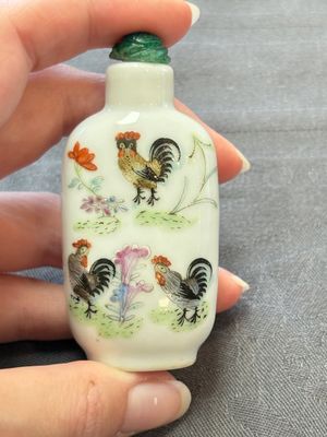 A Chinese wucai and two famille rose miniature vases and four famille rose snuff bottles, Wanli, Qianlong and Shen De Tang 慎德堂 marks, 19/20th C. — 照片 9
