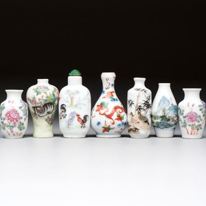 A Chinese wucai and two famille rose miniature vases and four famille rose snuff bottles, Wanli, Qianlong and Shen De Tang 慎德堂 marks, 19/20th C. — 照片 1