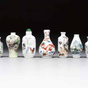 A Chinese wucai and two famille rose miniature vases and four famille rose snuff bottles, Wanli, Qianlong and Shen De Tang 慎德堂 marks, 19/20th C. — 照片 2