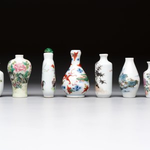A Chinese wucai and two famille rose miniature vases and four famille rose snuff bottles, Wanli, Qianlong and Shen De Tang 慎德堂 marks, 19/20th C. — 照片 3