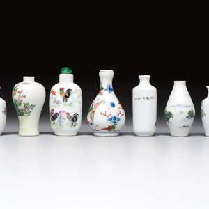 A Chinese wucai and two famille rose miniature vases and four famille rose snuff bottles, Wanli, Qianlong and Shen De Tang 慎德堂 marks, 19/20th C. — 照片 4