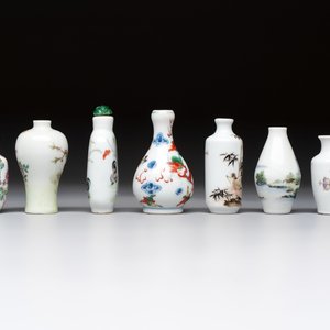 A Chinese wucai and two famille rose miniature vases and four famille rose snuff bottles, Wanli, Qianlong and Shen De Tang 慎德堂 marks, 19/20th C. — 照片 5