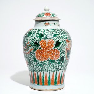 A Chinese wucai baluster vase and cover with phoenixes, Transitional period — photo 2