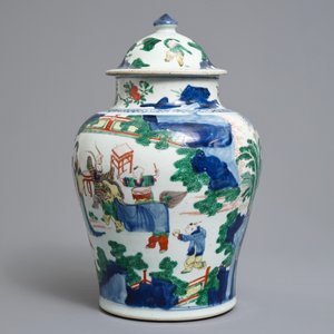 A Chinese wucai baluster vase and cover with playing boys, Transitional period — photo 3