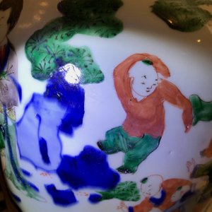 A Chinese wucai baluster vase and cover with playing boys, Transitional period — 照片 12