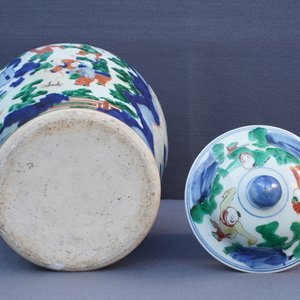 A Chinese wucai baluster vase and cover with playing boys, Transitional period — 照片 28