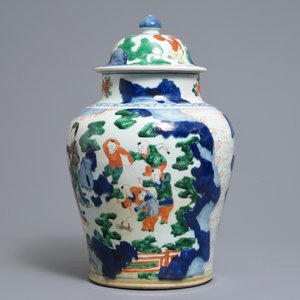 A Chinese wucai baluster vase and cover with playing boys, Transitional period — 照片 4