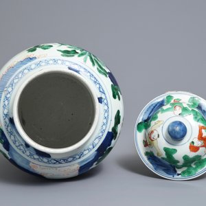 A Chinese wucai baluster vase and cover with playing boys, Transitional period — 照片 5