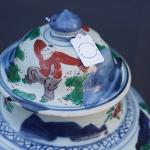 A Chinese wucai baluster vase and cover with playing boys, Transitional period — 照片 7