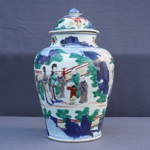A Chinese wucai baluster vase and cover with playing boys, Transitional period — 照片 9