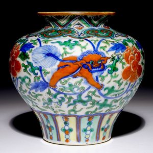 A Chinese wucai baluster vase with buddhist lions, 19th C. — photo 1