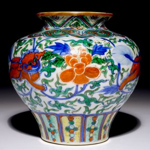 A Chinese wucai baluster vase with buddhist lions, 19th C. — photo 3