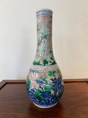 A Chinese wucai bottle vase with birds surrounded by fruits and foliage, Transitional period — photo 1