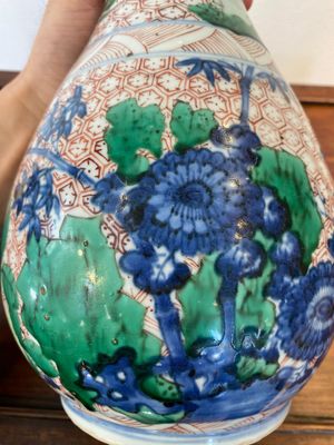 A Chinese wucai bottle vase with birds surrounded by fruits and foliage, Transitional period — photo 8